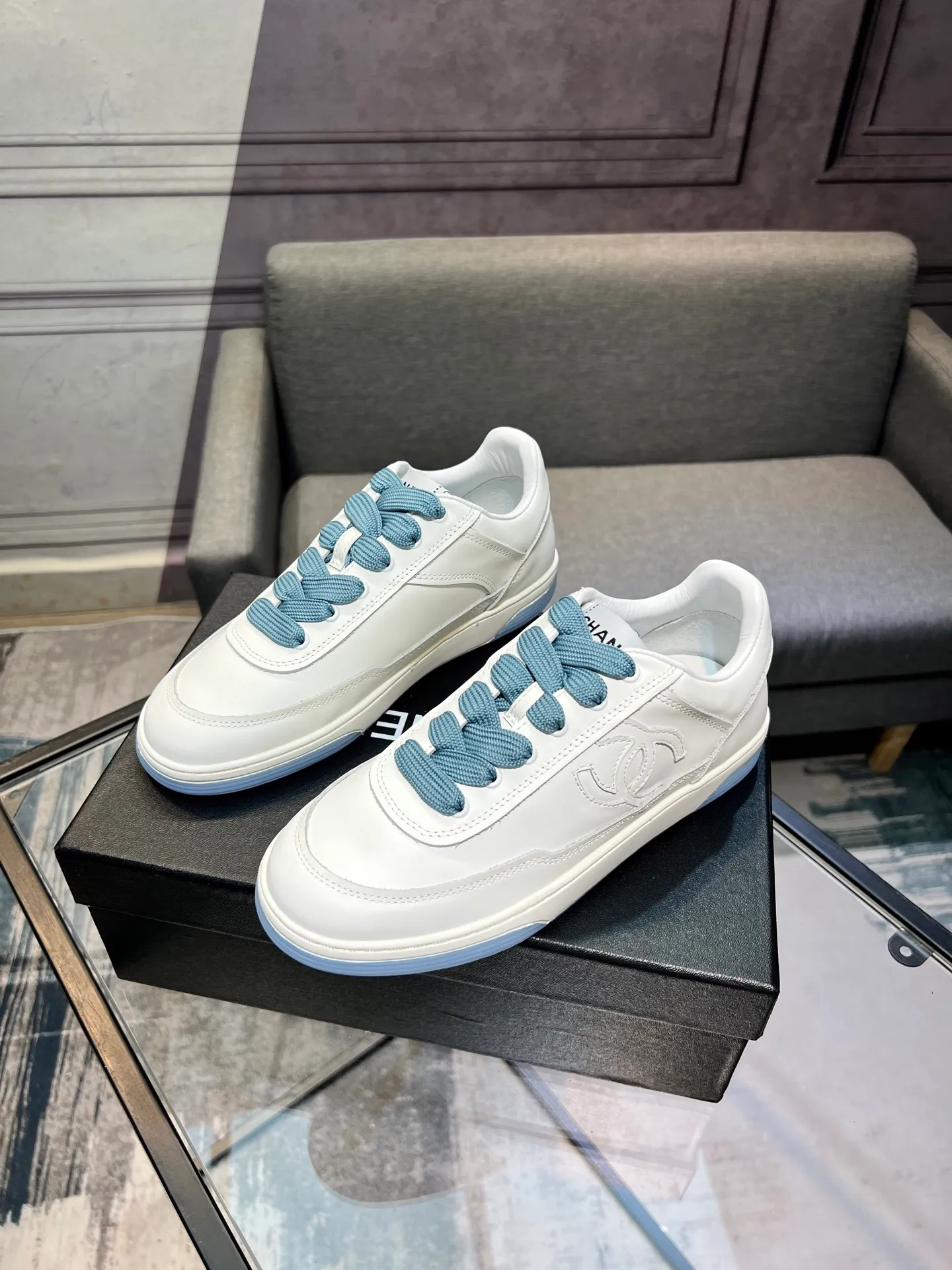 Men's men's shoes 💰620 Exclusive real shot (top version) CHANEL Chanel's new panda sneakers Panda shoes Chanel 2025ss color matching thick-soled casual sports shoes sneakers Counter synchronization The counter is very popular Very difficult to buy a shoe The most popular thick-soled panda shoes on the Internet It is obvious that Xiaoxiang control cannot miss it Simple and versatile white shoes that have both good looks and comfort Thick sole increases height, is super versatile and can be worn with eyes closed😍 Whoever wears it will look better. Upper: calfskin. Lining: imported sheepskin lining. Outsole: TPU original outsole. Size: 35-44 (41 for women, 40 for men, custom made).